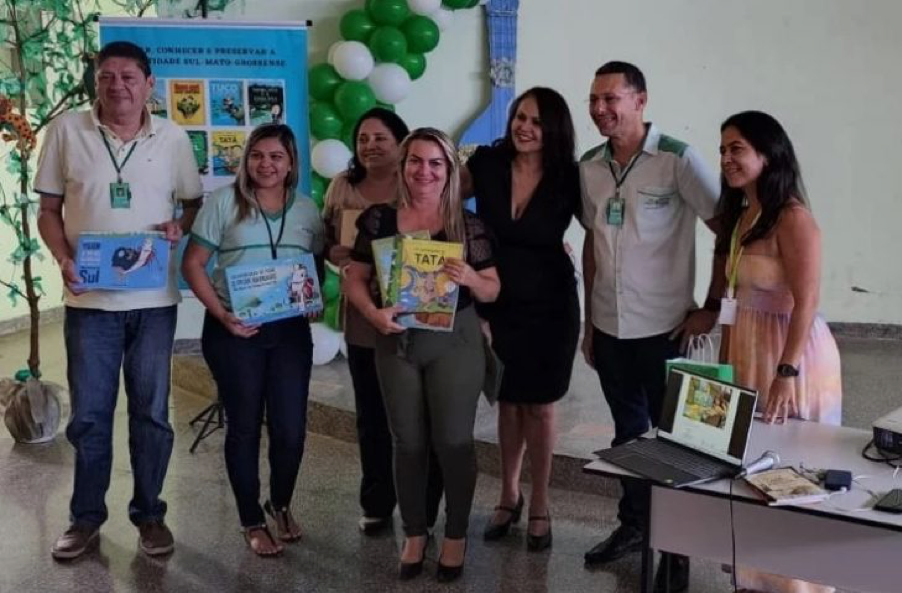 Escolas da REE de Corumbá recebem kit de livros infanto-juvenis escritos por Mara Calvis