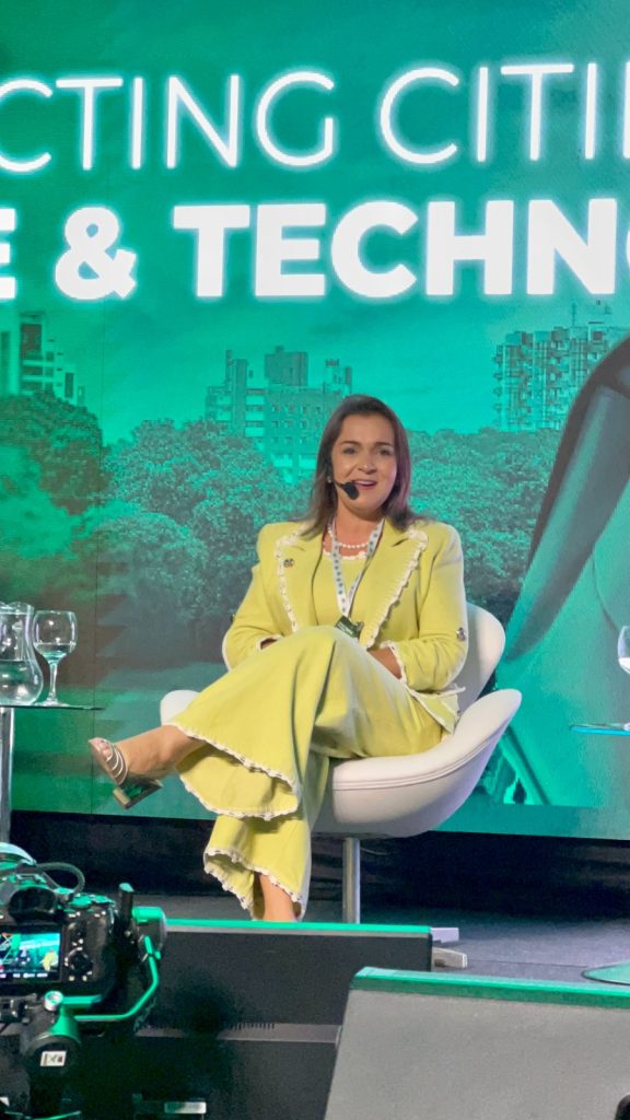 Adriane Lopes assume protagonismo em evento de cidades inteligentes Adriane Lopes assume protagonismo em evento de cidades inteligentes