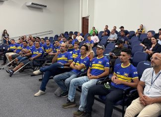 Prefeitura entrega camisetas aos contemplados do Auxílio-Atleta Home