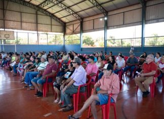 Governo de MS entrega títulos de regularização fundiária para moradores de Jardim Home