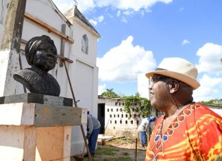 Moradores da Tia Eva se emocionam e comemoram início das obras de restauração na comunidade Home
