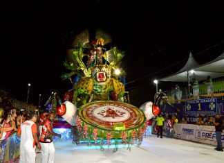 Carnaval reúne 15 mil pessoas no primeiro dia de desfiles Home