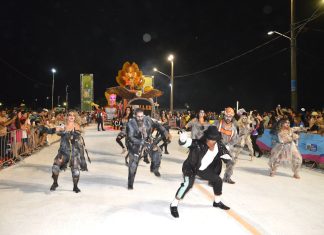 Segundo dia de desfile leva 20 mil pessoas para Praça do Papa Home