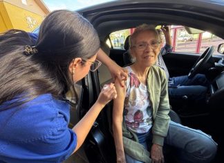 SES aplica 2,4 mil doses no primeiro fim de semana de drive-thru e prorroga vacinação até 24 de maio Home