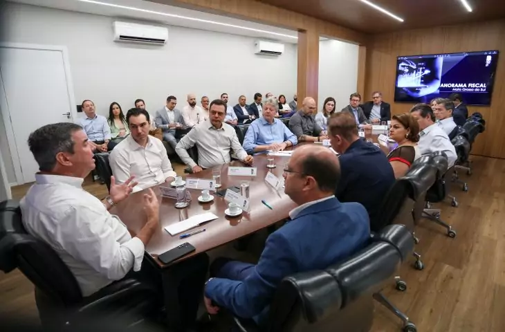 Reuniao-Governador-secretarios-e-adjuntos-Foto-Saul-Schramm-8-730x480