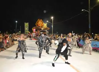 Segundo dia de desfile leva 20 mil pessoas para Praça do Papa Home